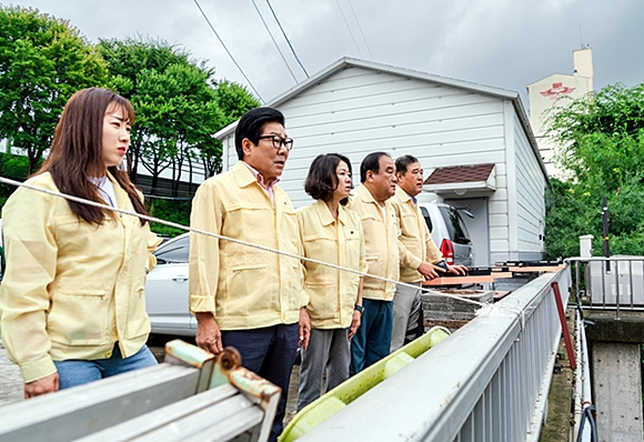 서울 광진구의회 의원들이 관내 수해 지역을 현장점검하고 있다. 광진구의회 제공