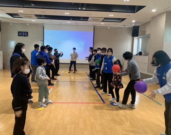 발달장애 학생들이 체육교실 프로그램에 참여하고 있다.  금천구 제공