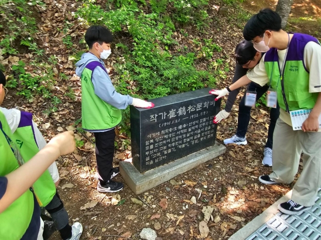 서울 중랑구 ‘해도두리 가족봉사단’이 망우역사문화공원 묘지를 가꾸는 봉사활동에 참여하고 있다. 중랑구 제공