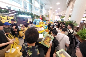 [르포]개점 전 새벽부터 ‘오픈런’… 제주공항 포켓몬 팝업스토어 대박행진