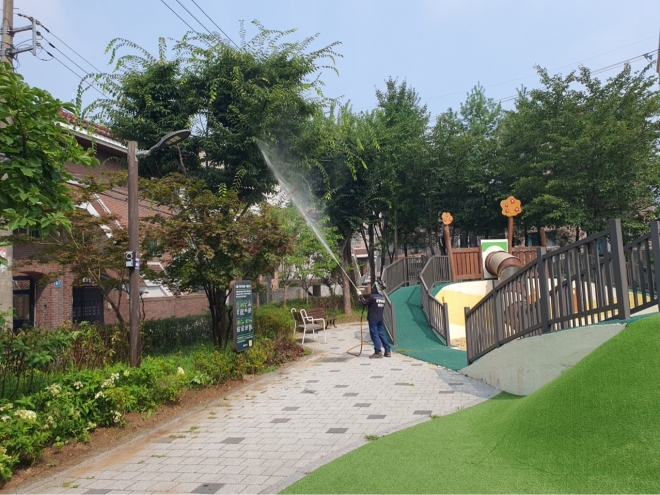 산림병해충 예찰 방제단 어린이공원을 방제하고 있다. 2023.7.28  양천구 제공