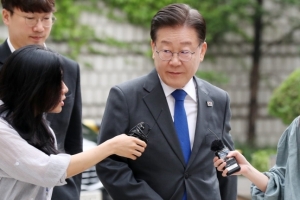 ‘백현동·대북송금 의혹’ 이재명, 다음달 검찰 소환 전망[로:맨스]
