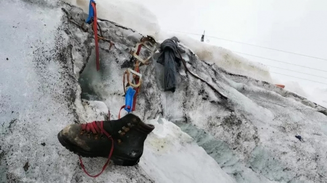 이달 초 스위스 마터호른 아래 테오돌 빙하가 녹으며 독일인 등반가의 유해와 함께 발견된 등산화와 장비들. 스위스 경찰 제공 영국 BBC 홈페이지 캡처