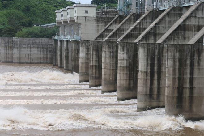 지난 5일 경기도 연천군 군남홍수조절댐에서 북측 임진강 상류에서 흘러 내려온 물이 방류되고 있다.
