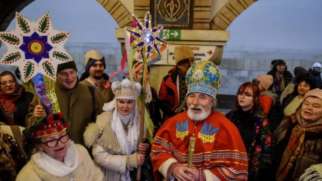 우크라이나 수도 키이우의 정교회 신도들이 지난해 12월 25일 지하철에 모여 성탄절을 축하하고 있다. 성탄절을 국가 공인으로 1월 7일에서 12월 25일로 바꾸는 법률은 28일에야 서명됐지만 우크라이나정교회(OUC)는 이미 지난해 10월 교구별로 12월 25일을 성탄절로 축하할 수 있도록 허용했다. EPA 자료사진