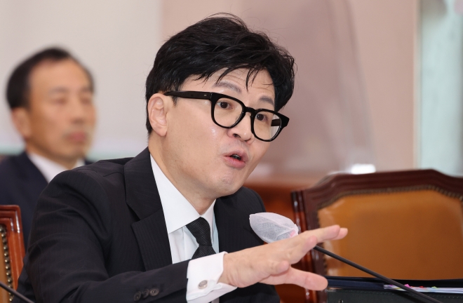한동훈 법무부 장관이 지난 26일 오전 서울 여의도 국회에서 열린 법사위 전체회의에서 의원 질의에 답변하고 있다.