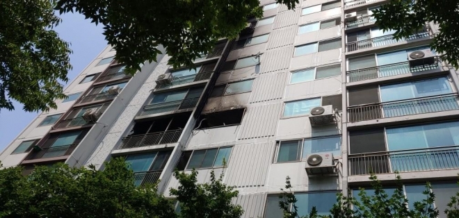 용인시 수지구 풍덕천동 15층짜리 아파트 5층에서 불이 나 소방대에 의해 20여분 만에 꺼졌다. 사진은 화재 현장.    경기도소방재난본부 제공