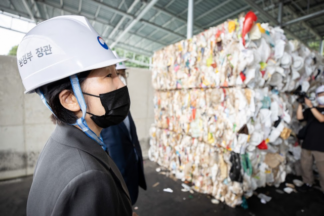 한화진 환경부 장관이 2022년 8월 1일 충남 천안 재활용 선별장에서 재활용품 공공선별 현장을 확인하고 있다. 환경부 제공