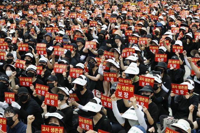 전국에서 모인 교사들이 지난 22일 서울 종로구 보신각 앞에서 열린 서이초 교사 추도식과 교사 생존권을 위한 집회에서 사건의 진상 규명과 교사 생존권 대책 마련을 촉구하는 구호를 외치고 있다. 뉴시스