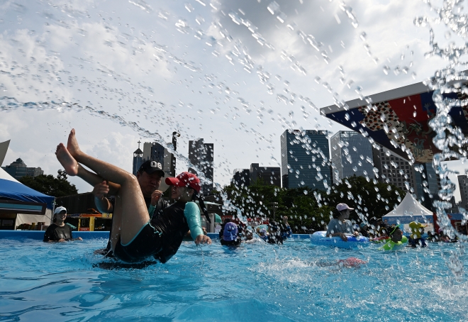 전국 대부분 지역에 폭염 경보가 내려진 30일 서울 송파구 올림픽공원 하하호호 올림픽 물놀이장을 찾은 아이들이 물놀이를 즐기고 있다. 2023.7.30 오장환 기자