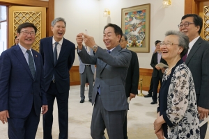 靑서 뭉친 여섯 대통령 가족…‘통합·화합’ 역사를 되새기다