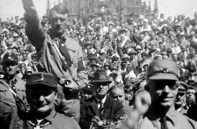 1928년 독일 뉘른베르크의 나치 집회에서 경례하는 아돌프 히틀러와 헤르만 괴링
