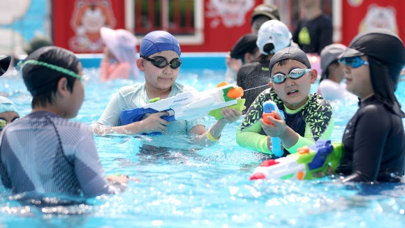 전국적으로 폭염이 이어진 30일 서울 송파구 올림픽공원 하하호호 올림픽 물놀이장에서 어린이들이 물놀이를 하고 있다. 2023.7.30 뉴시스