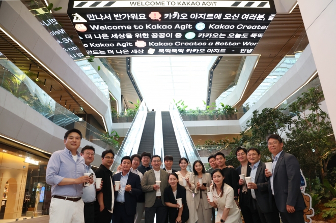 카카오아지트 현장 방문에는 최호정 서울시의회 원내대표를 비롯해 서울미래정책연구회·서울메이트 회원으로 활동하고 있는 시의원 17명이 함께했다.