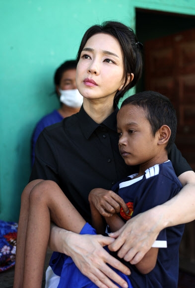 윤석열 대통령 부인 김건희 여사가 12일 캄보디아 프놈펜의 한 선천성 심장질환을 앓고 있는 환아의 집을 찾아 건강 상태를 살피고 있다. 2022.11.12 연합뉴스