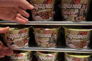 “완전 탐나” 정용진 부회장 새겨진 짜파게티 ‘눈길’