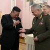 [포토] 러시아 국방장관에게 기념품 전달하는 김정은