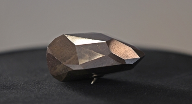 2022년 1월 26일(현지시간) 미국 캘리포니아 비버리힐스 소더비 경매장에 전시된 555.55캐럿 검은 다이아몬드. 2022.1.26 로이터 연합뉴스