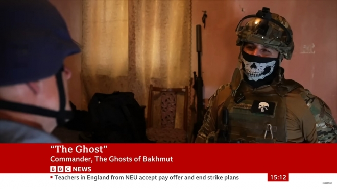 31일(현지시간) 영국 BBC 방송은 ‘사람들은 우리를 바흐무트의 유령들이라고 부른다’는 제목의 기사에서 바흐무트 탈환을 시도하는 우크라이나군의 최정예 저격팀을 소개했다. 사진은 해당 저격팀의 지휘관. 지난 6개월간 바흐무트에서 러시아군 76명을 사살한 지휘관의 호출부호(콜사인)는 ‘유령’이다. 2023.7.31 BBC 화면