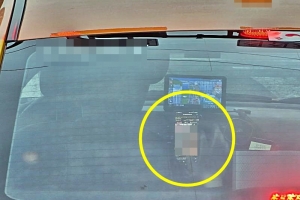 끽, 급정거 택시 들여다보니…기사님 ‘성인물 삼매경’