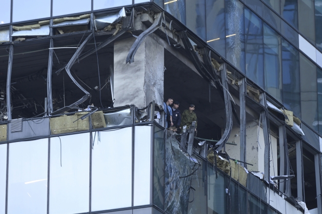 30일(현지시간) 드론 공격을 받은 러시아 수도 모스크바 중심가 모스크바국제비즈니스센터(MIBC)에 조사관들이 파견됐다. 2023.7.30 AP 연합뉴스