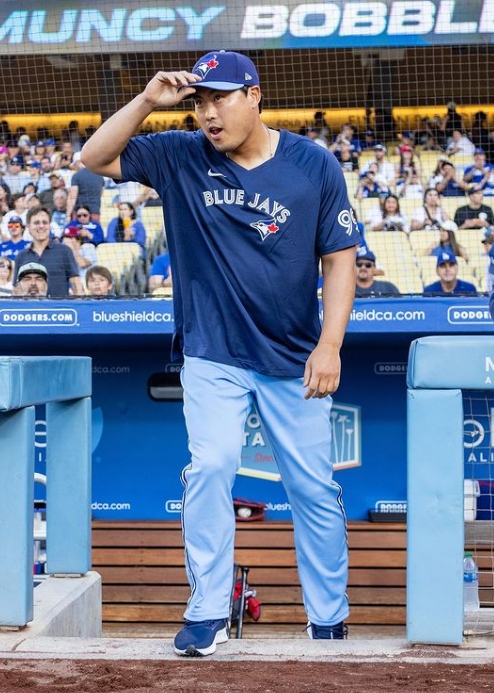부상 복귀 뒤 찾은 다저스타디움에서 친정팀인 LA 다저스 팬들에게 인사하는 류현진