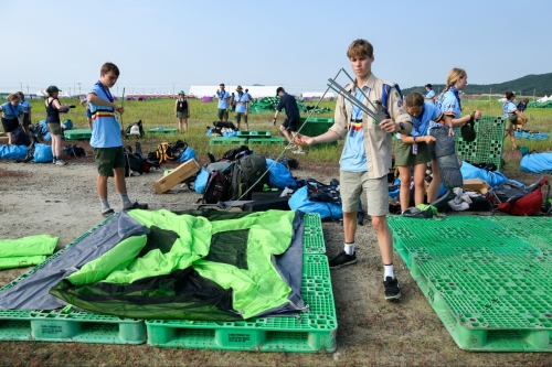 ‘2023 새만금 제25회 세계스카우트잼버리’에 참가한 스카우트 대원들이 텐트를 설치하고 있다. ©WSB Inc.(World Scout Bureau, 세계스카우트연맹 사무국) 제공