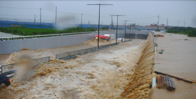지난달 15일 미호강 물이 덮쳐 침수되고 있는 청주오송궁평2지하차도. 충북도 제공.