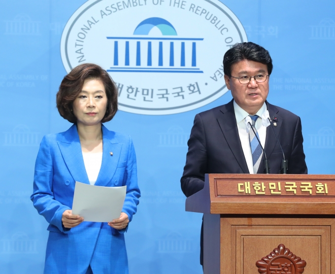 양이원영(왼쪽) 더불어민주당 의원이 지난 6월 국회 소통관에서 기자회견을 열고 국민의힘 김기현 대표의 불법 쪼개기 후원금 모금 의혹을 제기하고 있다.