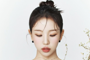 ‘8월 신부’ 백아연, 웨딩화보 공개…살짝 보인 신랑