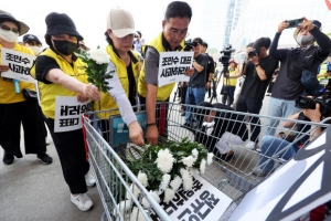 “카트노동자 죽음 사과하라”…마트노조, 코스트코 본사앞 추모 집회
