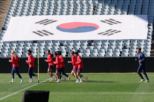 지난달 31일 호주 시드니 외곽의 캠벨타운 스포츠 스타디움에서 훈련을 하고 있는 한국 여자 축구 대표팀. 연합뉴스