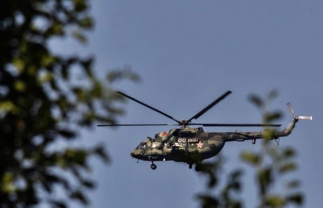 1일(현지시간) 폴란드 국방부는 홈페이지를 통해 “군 지휘부 상황 분석 결과 2023년 8월 1일 국경 지대에서 훈련 중이던 벨라루스 헬기 2대가 폴란드 영공을 침범한 것으로 확인됐다”고 밝혔다. 사진은 폴란드 동부 비아워비에자 삼림지대에서 포착된 벨라루스 헬기. 2023.8.2 바그너 그룹