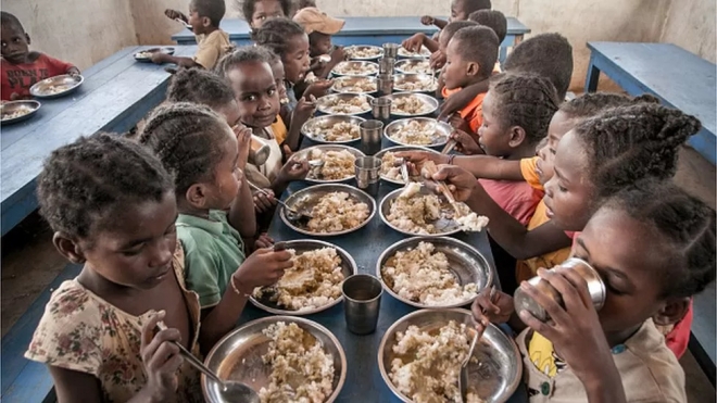 아프리카 마다가스카르 남부 암보사리 사우스 지구에 있는 안킬레이소케 초등학교 학생들이 2018년 12월 14일 세계식량프로그램(WFP)의 저영양 예방 프로그램이 제공하는 점심을 먹고 있다. AFP 자료사진