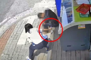 “오늘 천사를 봤어요”…땡볕에 쭈그린 아저씨, 생수 놓고 간 여성