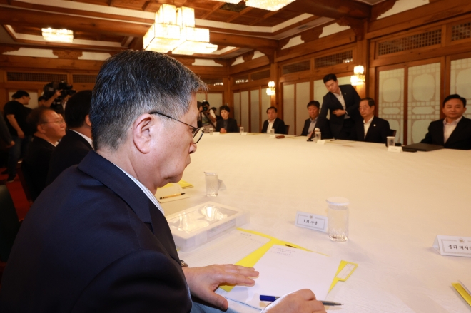 이한준 한국토지주택공사(LH) 사장이 2일 오후 서울 종로구 총리 공관에서 열린 고위 당정협의회에 참석하고 있다.  이날 고위 당정협의회에서는 ‘철근 빠진 아파트 부실 시공’ 사태를 논의했다. 연합뉴스