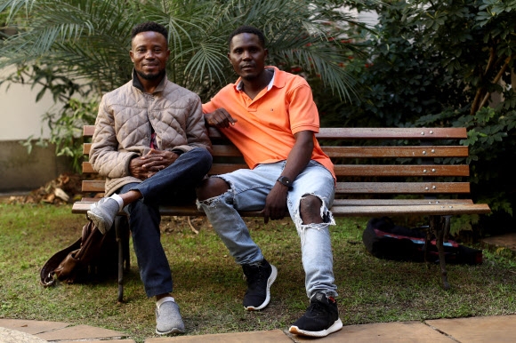 천신만고 끝에 브라질에 닿은 나이지리아 출신 탱크가드 매튜 예예(왼쪽)와 로만 에비메네 프라이데이가 지난달 26일(현지시간) 로이터 통신과 인터뷰를 하고 있다. 상파울루 로이터 연합뉴스