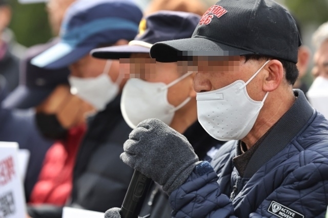 숨진 경비원 추모 기자회견 하는 경비노동자 - 관리자의 ‘갑질’을 폭로하는 내용의 유서를 남기고 극단적 선택을 한 경비원이 일했던 강남구 대치동 아파트 앞에서 17일 아파트노동자 서울공동사업단, 전국민주일반노동조합 서울본부 관계자 등이 추모 기자회견을 하고 있다. 2023.3.17 연합뉴스 (본 기사와 직접 관련 없음)