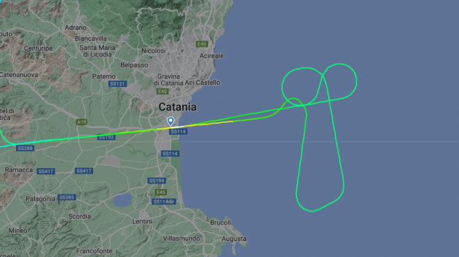 지난달 28일(현지시간) 독일 루프트한자 조종사가 이탈리아 카타니아 근처에서 남성 성기 모양의 비행 경로를 그린 것이 최근 항공기 팬들에 의해 발견됐다. 플라이트레이더24 홈페이지 캡처