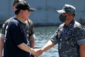 [포토] ‘천안함 모자와 티셔츠’ 윤 대통령 장병 격려