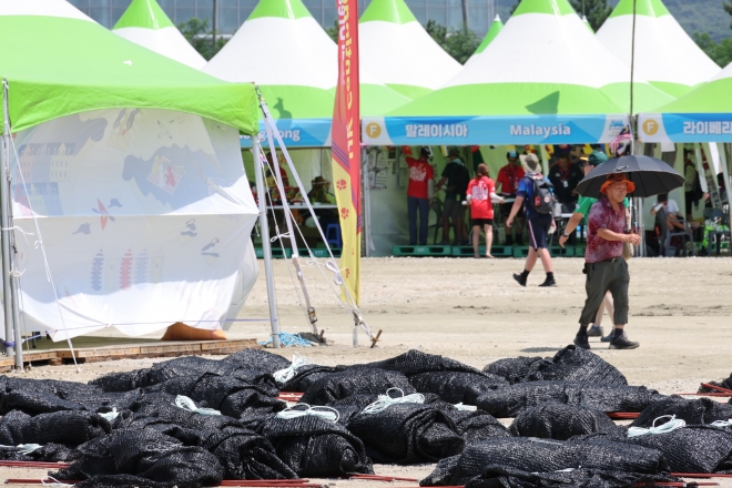 3일 오후 전북 부안군 새만금 세계스카우트 잼버리 델타구역에서 그날막이 깔려 있다. 2023.8.3 연합뉴스