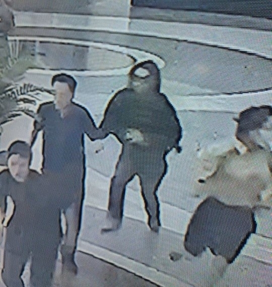 3일 오후 경기 성남시 분당구 서현역 AK플라자에서 ‘묻지마 흉기 난동’을 부린 용의자(가운데)를 피해 시민들이 달아나고 있다. 엑스 캡처