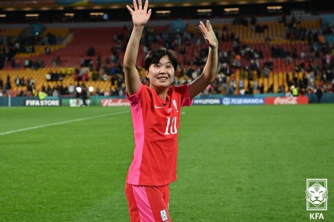 한국 여자 축구의 에이스 지소연이 3일 호주 뉴질랜드 여자월드컵 H조 조별리그 독일과의 3차전을 1-1로 끝낸 뒤 팬들을 향해 인사하고 있다. 대한축구협회 제공