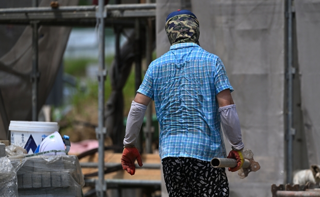 전국 대부분 지역에 폭염특보가 내려진 지난달 31일 경기도 과천시의 한 공사현장에서 작업자의 옷이 땀으로 흠뻑 젖어 있다. 오장환 기자
