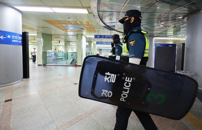 14명의 부상자가 발생한 ‘분당 흉기 난동’ 사건 이후 비슷한 범행을 저지르겠다는 예고성 글이 인터넷에 잇따라 올라온 4일 범행 예고 장소 중 한 곳인 경기도 성남시 오리역에 경찰이 순찰하고 있다. 2023.8.4 연합뉴스