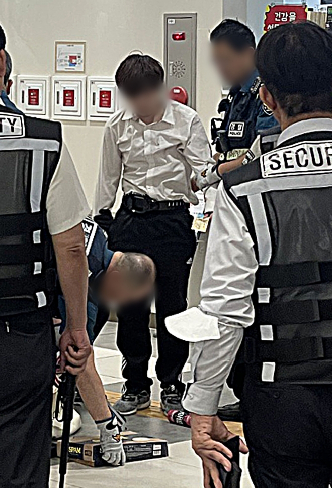 4일 오전 서울 서초구 고속터미널역에서 한 남성이 경찰에 체포되고 있다. 2023.8.4 온라인 커뮤니티 캡처
