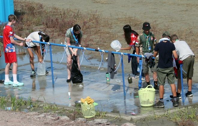 폭염 속에 진행되고 있는 2023 새만금 세계스카우트잼버리 참가자들이 4일 전북 부안군 잼벼리 야영장 수돗가에서 물을 받고 있다. 연합뉴스