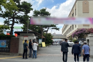 옛 제자가 고교 교무실서 스승 찔러 중태…진입 제지 없었다