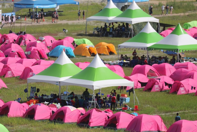 2023 새만금 세계스카우트잼버리 참가자들이 4일 전북 부안군 잼벼리 야영장 내 텐트 그늘에 모여있다. 연합뉴스