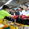 尹, 거제 전통시장서 민생 행보… “소상공인 자영업자 잘 챙기겠다”